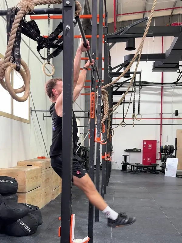 Tom hanging from the bar at the start